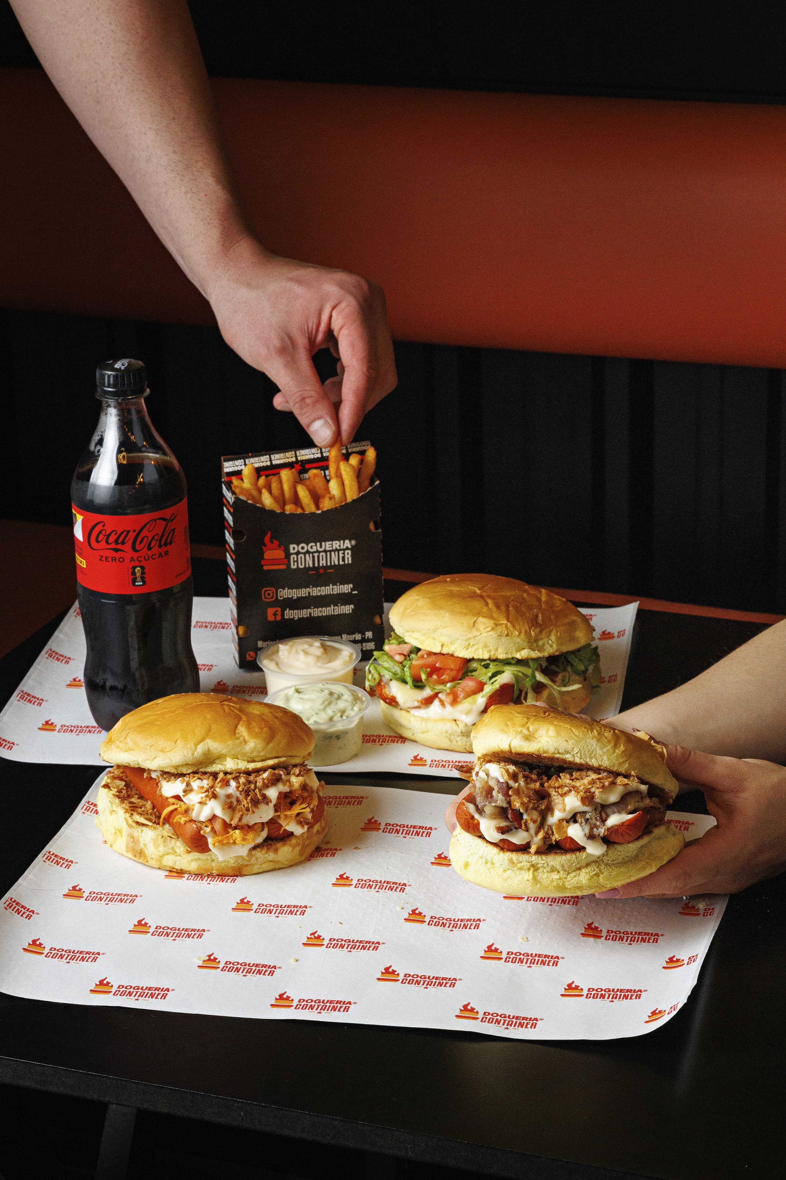 Combo na mesa: lanche, batata e Coca-Cola
